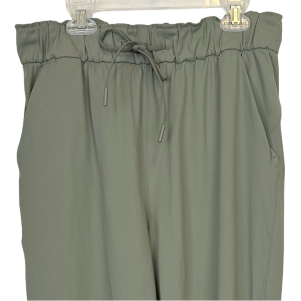 Lululemon On The Fly Pant *27"
Grey Sage Athleisure Travel Workout EUC Size 8 - Picture 5 of 10